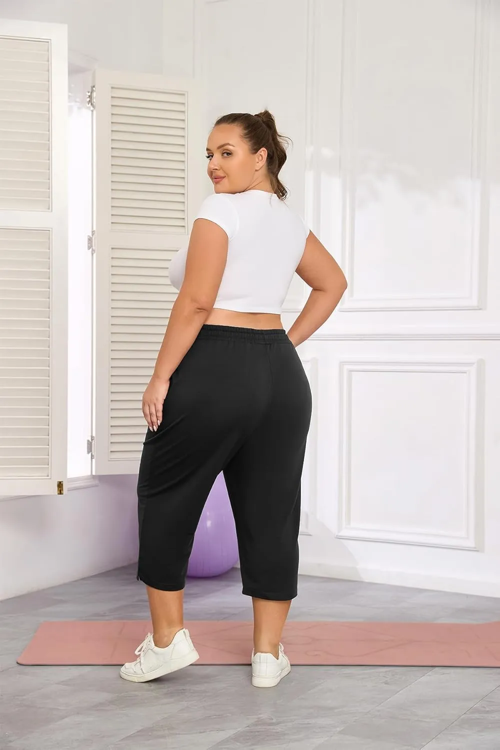 Plus Size Capri Pants for Women Loose Fit Yoga Pants with Pockets Workout Activewear Sweatpants